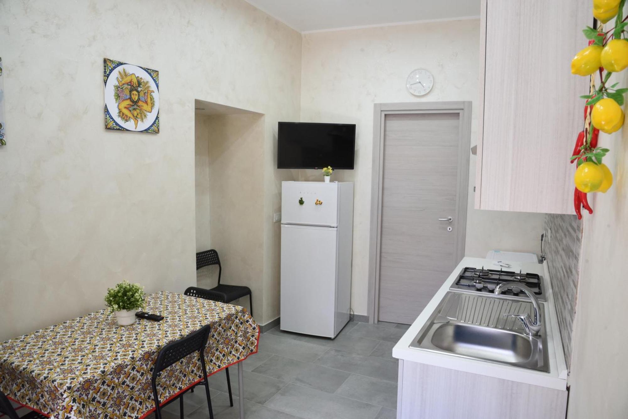 Apartmán Family House Katánie Exteriér fotografie